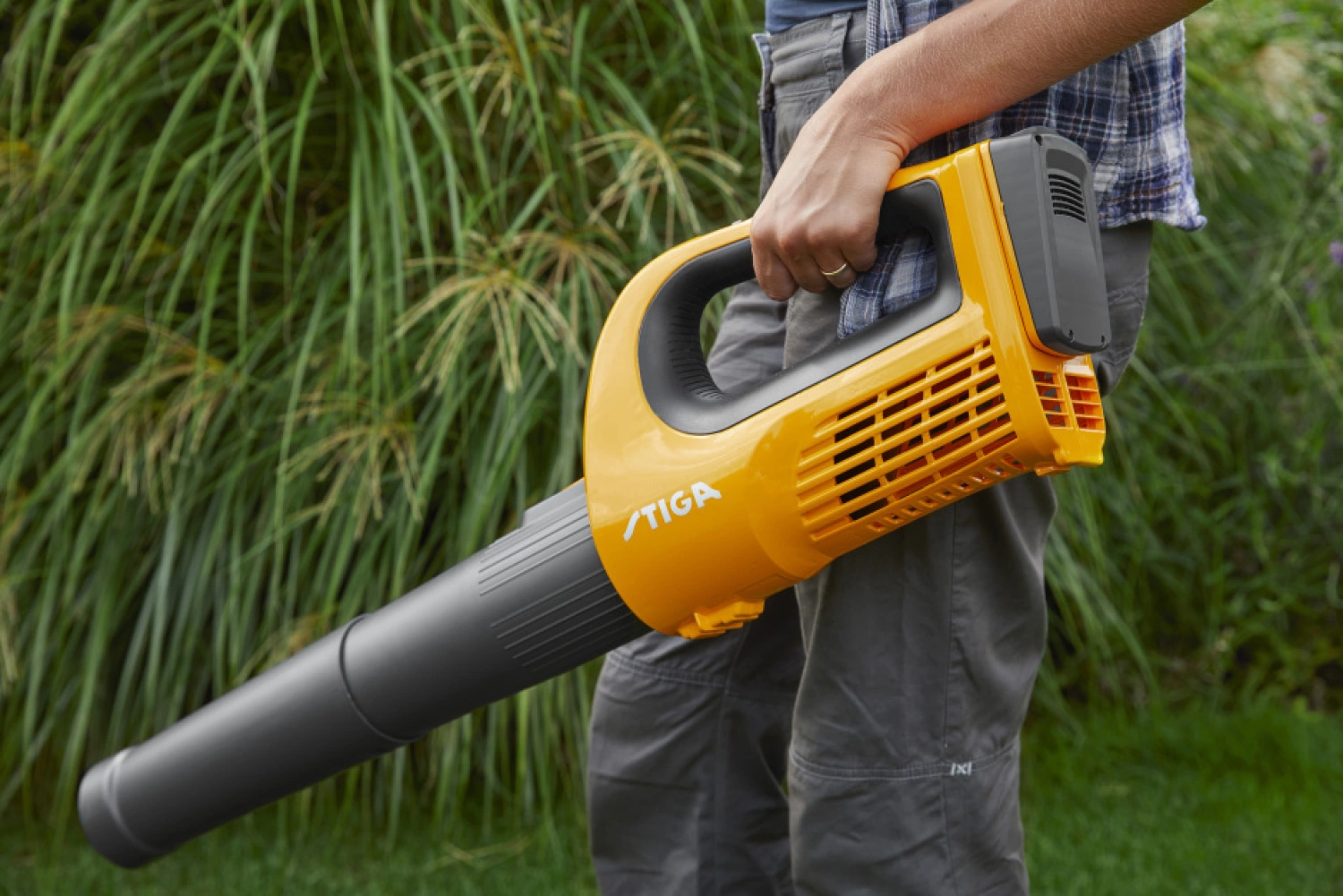 Stiga BL 100e Kit souffleur de feuilles Accu (1x 4.0Ah) - 32m/s - 7.8m³/min-image